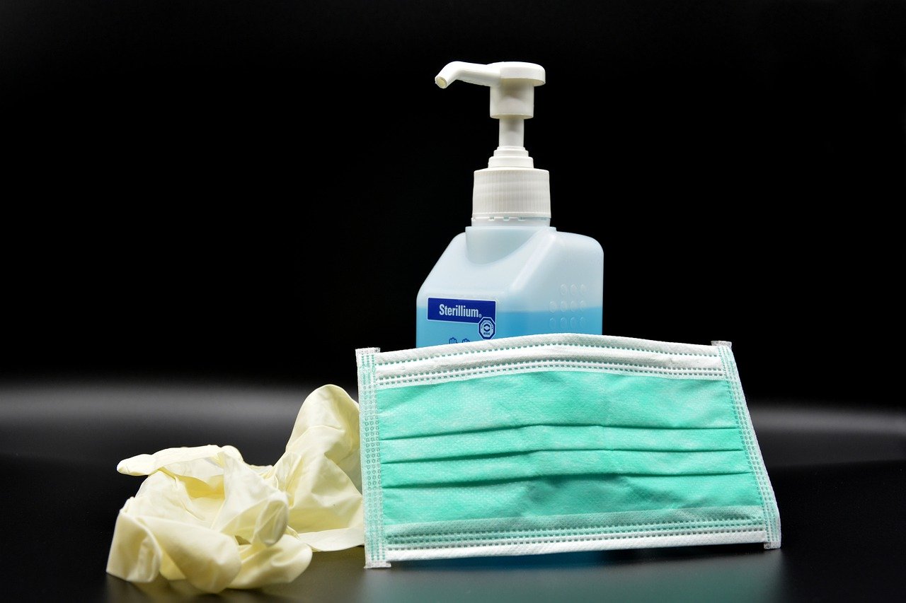 Bild von Desinfektionsmittel, Handschuh und Mund-Nasen-Schutz