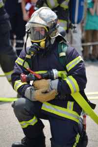 Feuerwehrmann mit Strahlrohr bei einer Brandsicherheitswache